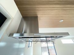 調理により発生する油煙や臭いを吸い込み、屋外へ排気してくれます。