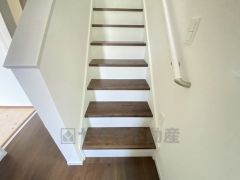 ご年配の方でも安心できる、手すり付き階段です＾＾段差も低めで設定されてますので安全性にも優れてますね＾＾