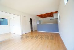 家族が集まる開放的なリビング。約16帖の大空間で毎日のお食事が楽しみです＾＾思い思いの時間を過ごしたり、家族みんなで食事をしたり、素敵な団らんの場になりますね。