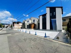 ゆったりとした6ｍ幅の道路をはさんでいることで陽射しを遮られることなくとても明るいです。