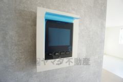 防犯性もばっちり、TVモニター付きインターフォン完備。大きなモニターで玄関先を確認できます。録画機能が付いているので不在時の訪問者も確認できて安心です^^