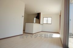 同仕様写真。対面式キッチンを中心としたリビングダイニングで家族の会話が弾みそうです。