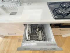 食事の後の手間を解消する食器洗い乾燥機を標準装備。手洗いよりも断然節約でき、節水で自然にもやさしいです。