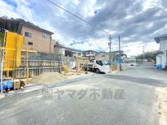 前面道路は公道西側約7.5ｍ、南側約5.9ｍ。幅広いため車の離合や駐車がスムーズです＾＾