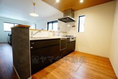 対面式カウンターキッチンでお子様の様子が見守れます。カウンタートップは耐熱性に優れており、日ごろのお掃除もふき取るだけでＯＫ。ステンレスシンクも簡単にお掃除できますよ。 