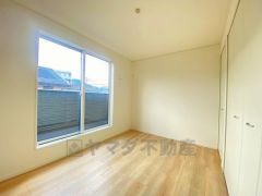 バルコニーがあり、日当たり良好です。温かい光の差し込むゆとりのある居室。