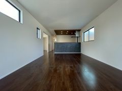 リビングは広々とした設計で、家族が集い、寛ぐ暮らしの空間を演出しています。将来にわたって住みやすくプランニングを重ねて設計された間取で日々の生活をしやすい導線を考えた居住空間を創り上げております＾＾