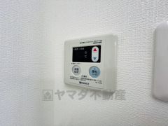 ボタン一つで楽々操作できる給湯機リモコンです＾＾忙しい夕飯の準備の時間帯に重宝しますね。