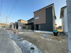 前面道路は北側公道約6.2ｍ。幅広く交通量も少ない為安心して離合できます＾＾