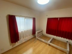 明るい洋室です。ナチュラル色のフローリングで開放的な優しい雰囲気になっています＾＾