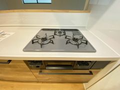3種類の料理が同時に調理できる、3口ガスコンロ。忙しい夕食の支度時間が短縮できて嬉しいですね。