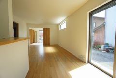 夏は強い日差しをカット、冬は暖かな遮熱高断熱型Low-Eガラスを採用。夏の強い日差しを約60%カットし、冷房効果を高めます。紫外線もカットするため紫外線による日焼けも抑制。