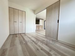 木目調のシンプルデザインで落ち着きと安らぎの空間に仕上げています。各部屋に収納が完備されているので、お荷物が多くなっても安心の設計です。