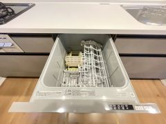 家事の時間が短縮できる食器洗浄乾燥機付。後片付けもラクラクです。 食器を洗う手間が減るので家族とのコミュニケーションの時間や自分の時間が増えますね。