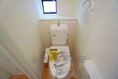 温水洗浄機付トイレです。節水機能もあるので、安心して使えますね。もちろん、1階2階の2ヶ所にトイレがあるので、忙しい朝にもゆとりができますね。