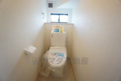 温水洗浄機付トイレです。節水機能もあるので、安心して使えますね。もちろん、1階2階の2ヶ所にトイレがあるので、忙しい朝にもゆとりができますね。