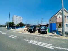 前面道路は8.1ｍ。 お車をスムーズにお停めできます＾＾ カースペースは全棟2台＾＾ 西鉄バス須恵停徒歩2分。