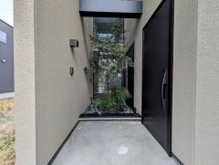 ホワイトトーンの玄関扉＾＾外壁とマッチングしていてかっこいいですね＾＾家の顔となる玄関扉がかっこいいと、たくさんの人を招き入れたくなりますね＾＾