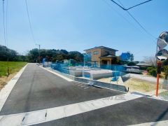 前面道路は居住者のみの通行で交通量が少なく小さなお子様がいるご家庭も安心です＾＾ 大型車両の交通も無く静かで快適な生活を送れます＾＾