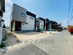 前面道路は4.2ｍ。車の交通量が少ないため小さなお子様がいるご家庭でも安心です＾＾