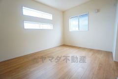 2面採光を確保した明るい室内は、風通しも良く、大変居心地の良い空間となっております。爽やかな風を感じて起きる朝は、快適生活の始まりに。