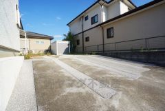 前面道路は公道西側約6ｍ。幅広く車通りも少ないため離合や駐車がスムーズです＾＾