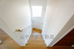 同仕様写真。ご年配の方でも安心できる、手すり付き階段です＾＾段差も低めで設定されてますので安全性にも優れてますね＾＾