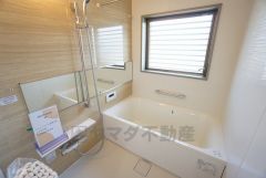 1日の疲れを癒すくつろぎのバスルーム。足を伸ばしてもゆったりと入れるサイズです。お子様と一緒にお風呂に入っても狭くないですね^^