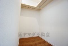 同仕様写真。収納力豊富なウォークインクローゼット付き。洋服や小物などを1箇所にまとめて美しい収納を実現します。