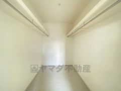 ハンガーパイプ付で散らかりがちな洋服類もきれいに整理できます。使用頻度が少ないものは枕棚の上に、足元には3段ボックスを置いて、フル活用できるクローゼットです＾＾