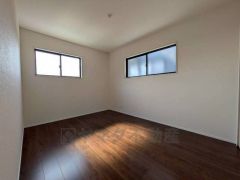 住む人のこだわりを活かす洋室＾＾日当たりがよく、寝室としての利用もおすすめ。広めのクローゼットもあり荷物もすっきり片付けれ、ゆとりのある暮らしが出来ます＾＾