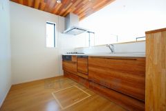 対面式カウンターキッチンでお子様の様子が見守れます。カウンタートップは耐熱性に優れており、日ごろのお掃除もふき取るだけでＯＫ。ステンレスシンクも簡単にお掃除できますよ。