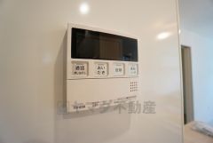 キッチン横からお湯張り、追い炊き、足し湯がボタン一つで楽々操作できる給湯機リモコンです＾＾忙しい夕飯の準備の時間帯に重宝しますね。