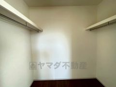 同仕様写真。収納力豊富なウォークインクローゼット付き。洋服や小物などを1箇所にまとめて美しい収納を実現します。