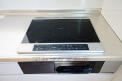 同仕様写真。汚れてもサッとふける、お手入れのしやすいIHクッキングヒーター。オール電化なので経済的。