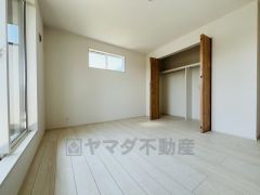 全居室にはたっぷり収納できる大型クローゼットを設置しています。窓には断熱性・保温性にすぐれ、省エネ効果のあるペアガラスを採用。冬には結露を防止します。