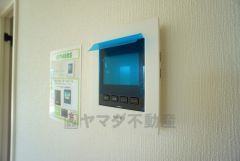 防犯性もばっちり、TVモニター付きインターフォン完備。大きなモニターで玄関先を確認できます。録画機能が付いているので不在時の訪問者も確認できて安心です^^
