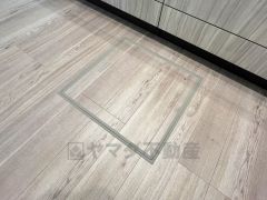 キッチンに床下収納があります。長期保存ができるもの、調理器具、防災グッズを入れておくのもいいですね。