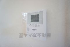 防犯性、セキュリティ対策に安心できるテレビモニター付きインターフォンです。セールスマン対策にもなり安心できます。