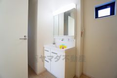 三面鏡つき洗面台。収納も一体型になっているので、ドライヤーやヘアアイロンの置き場に困りませんね。