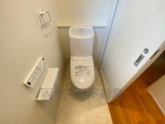 温水洗浄機付トイレです。節水機能もあるので、安心して使えますね。もちろん、1階2階の2ヶ所にトイレがあるので、忙しい朝にもゆとりができますね。