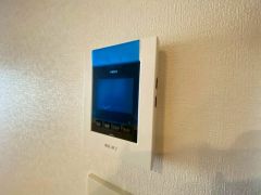 防犯性もばっちり、TVモニター付きインターフォン完備。大きなモニターで玄関先を確認できます。録画機能が付いているので不在時の訪問者も確認できて安心です^^