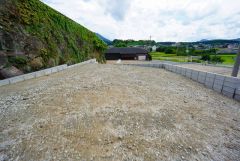 カースペースは停めやすい並列駐車3台付き。