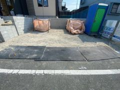 停めやすい並列駐車2台分のスペースを確保＾＾マイカー用に、お客さま用に、余裕を持ってご利用いただけます。