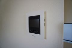 防犯性、セキュリティ対策に安心できるテレビモニター付きインターフォンです。セールスマン対策にもなり安心できます。