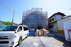 並列駐車3台分を確保＾＾ ご夫婦で一台ずつと急な来客にも困りませんね＾＾ 前面道路は4.5～4.6ｍ。