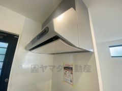 調理により発生する油煙や臭いを吸い込み、屋外へ排気してくれます。