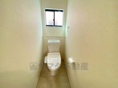 温水洗浄機付トイレです。節水機能もあるので、安心して使えますね。もちろん、1階2階の2ヶ所にトイレがあるので、忙しい朝にもゆとりができますね。