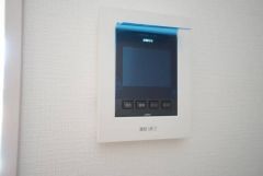 防犯性、セキュリティ対策に安心できるテレビモニター付きインターフォンです。セールスマン対策にもなり安心できます。