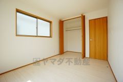 同仕様写真。明るい洋室です。 ベッドや机、ＴＶを置いてもゆとりのある広さです。